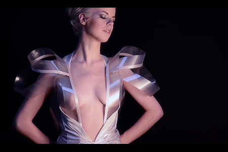 VLC ♥ ‘Intimacy 2.0’ – Interactive fashion by Studio Roosegaarde