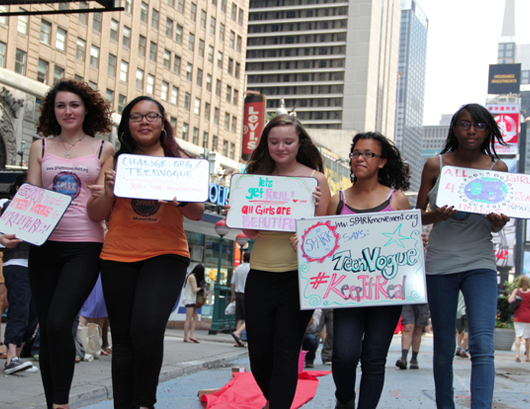 Adolescentes protestan contra Teen Vogue por abuso de Photoshop
