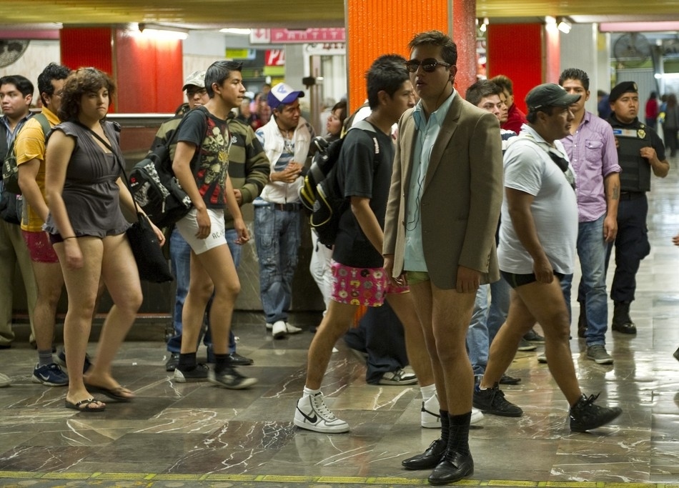 El día de no llevar pantalones en el metro