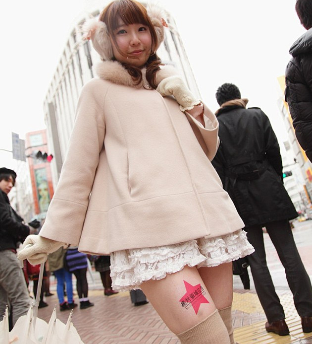 Japonesas usan sus piernas como plataforma publicitaria