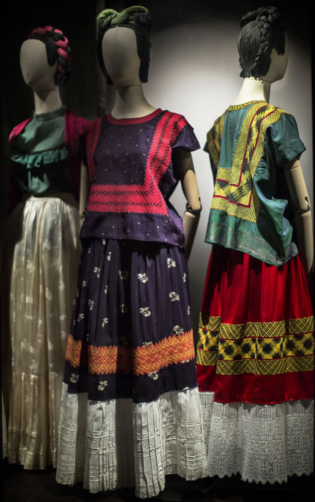 La exhibición “Las apariencias engañan: los vestidos de Frida Kahlo” en México