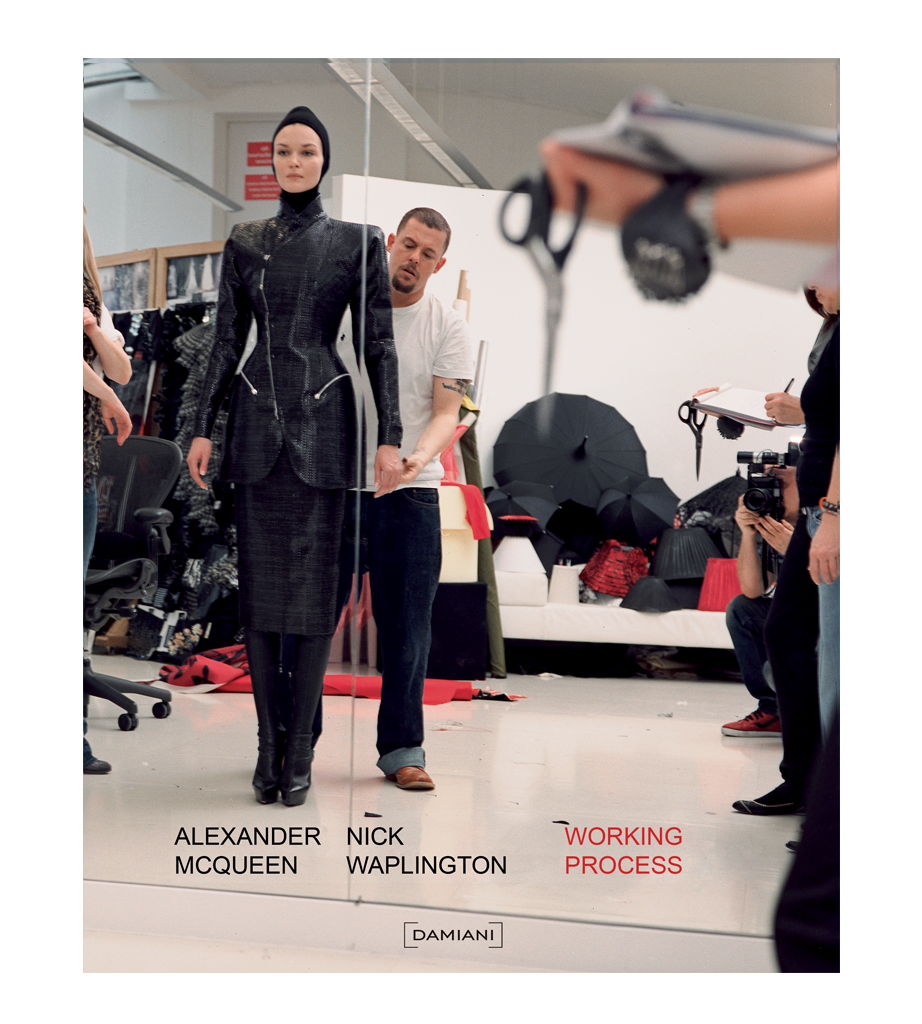 Working Process: El trabajo tras la última colección de McQueen en un libro