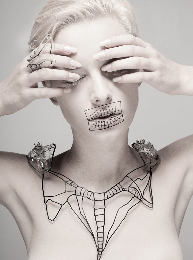 Las joyas como exoesqueletos de la diseñadora israelí Hila Kaminer