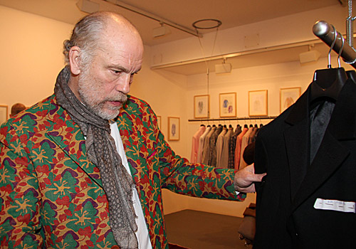 VLC Man: John Malkovich, el diseñador de ropa