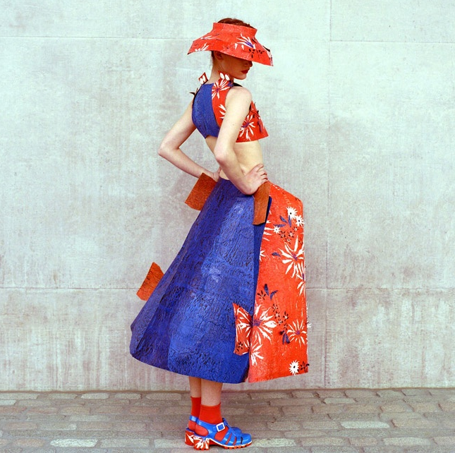 Modernizando el pasado: Jolene Fung y su colección hecha de bolsas de plástico inspirada en Dior y los años 50