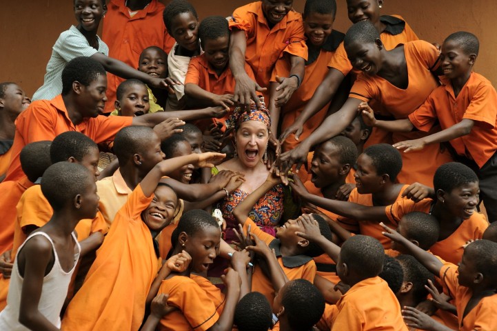 Lisa Lovatt Smith: La editora de Vogue que renunció a todo por ayudar a niños de África en riesgo