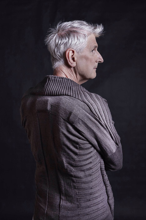 Diseño y bienestar en Vigour, el chaleco con sensores de movimiento para adultos mayores con demencia