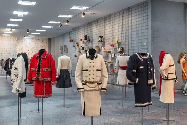 “Modemethode”, retrospectiva a la carrera del diseñador alemán Karl Lagerfeld