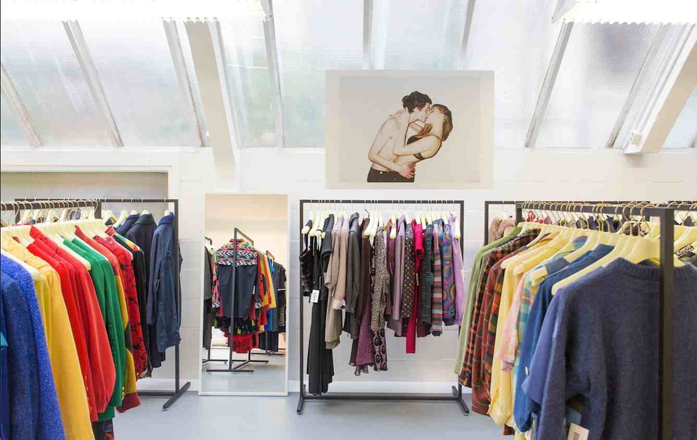 Bibliotecas de ropa: la nueva tendencia de arrendar prendas y accesorios en vez de comprarlos