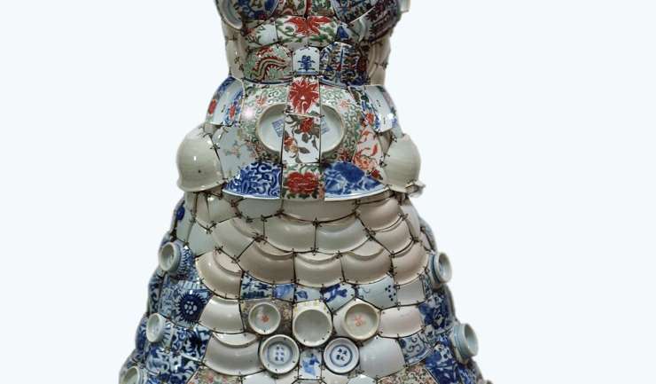 Fragmentos de porcelana como indumentaria en las esculturas de Li Xiaofeng
