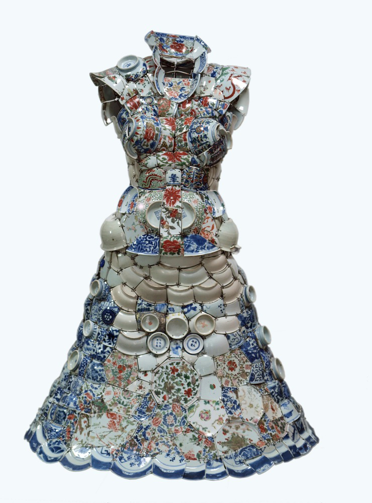 Fragmentos de porcelana como indumentaria en las esculturas de Li Xiaofeng