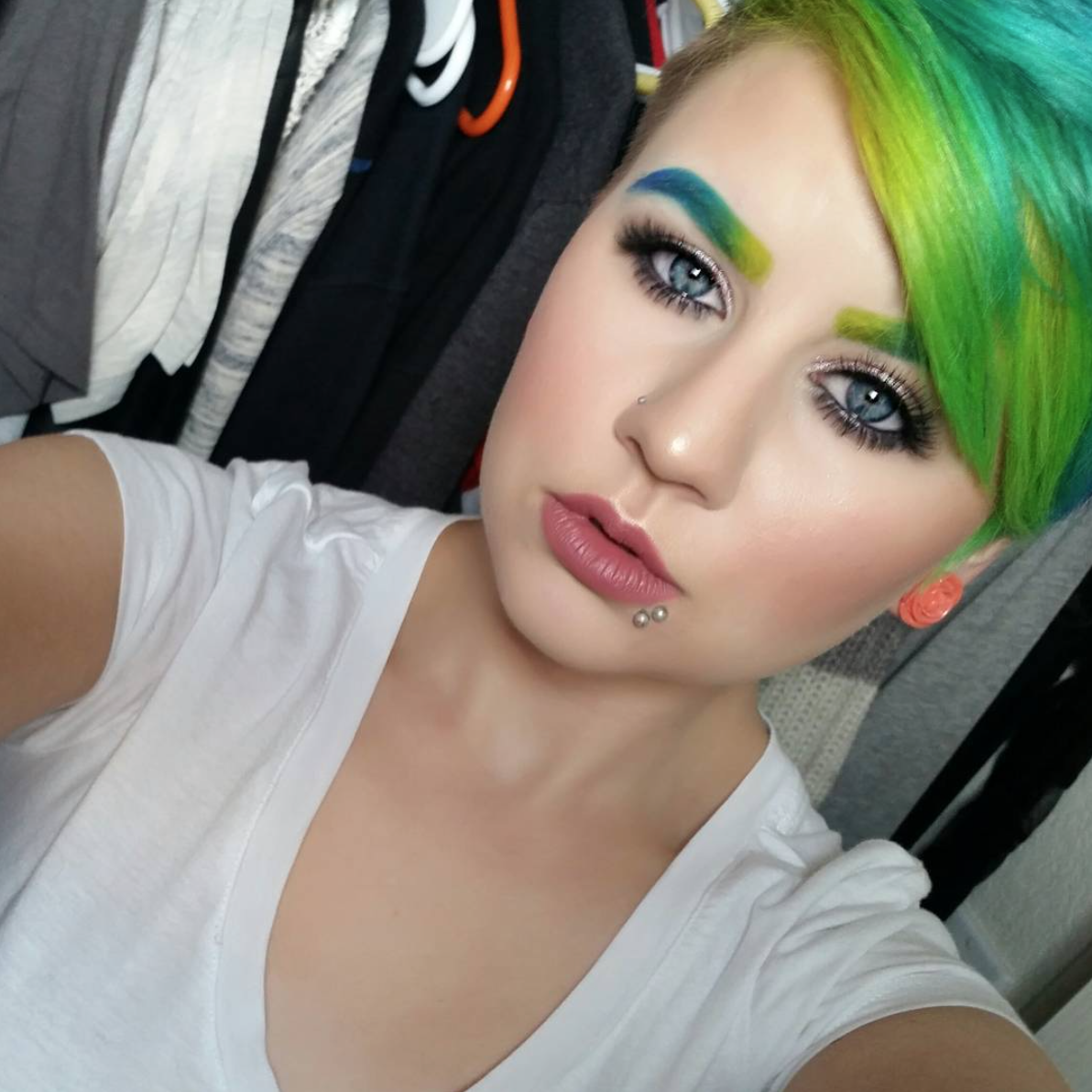 Cejas de colores, la tendencia de maquillaje que se toma Instagram