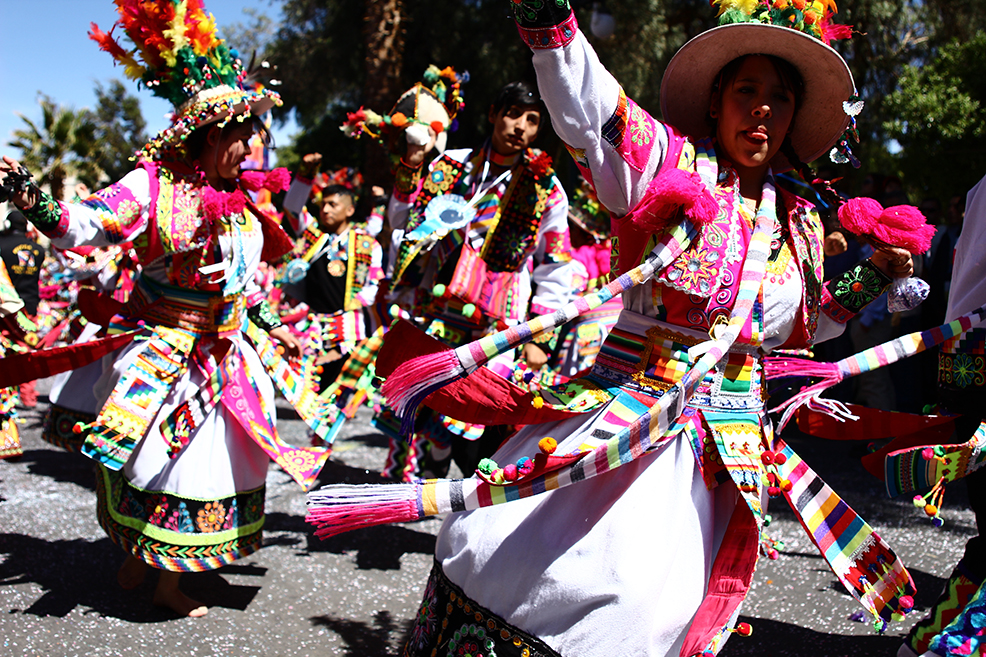 Indumentaria folklórica boliviana en la celebración de la Virgen de Urkupiña