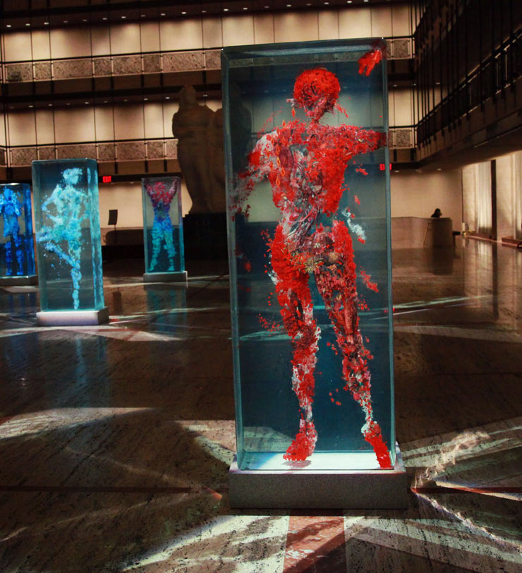 Dustin Yellin y sus collages de cristal con figuras humanas