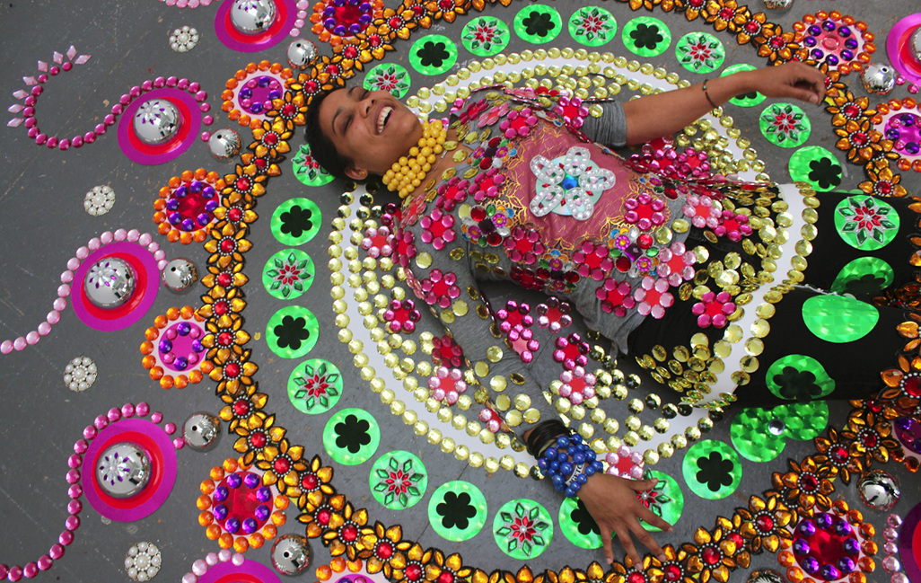 Textiles caleidoscópicos y espirituales en el trabajo de la artista holandesa Suzan Drummen