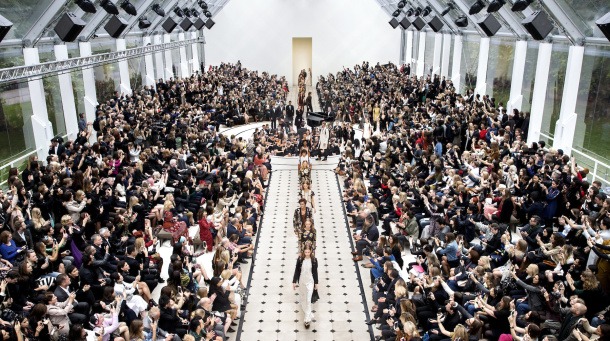 El cambio ya viene: Cómo la nueva estrategia de Burberry podría modificar radicalmente la manera de presentar colecciones de moda