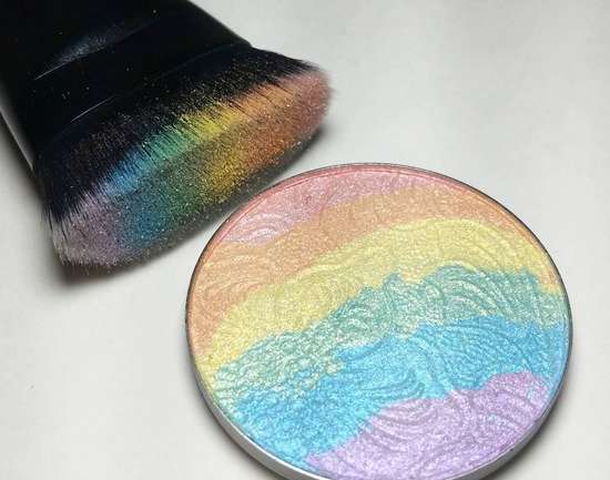 Rainbow highlighter: Iluminando el rostro al estilo del arcoiris