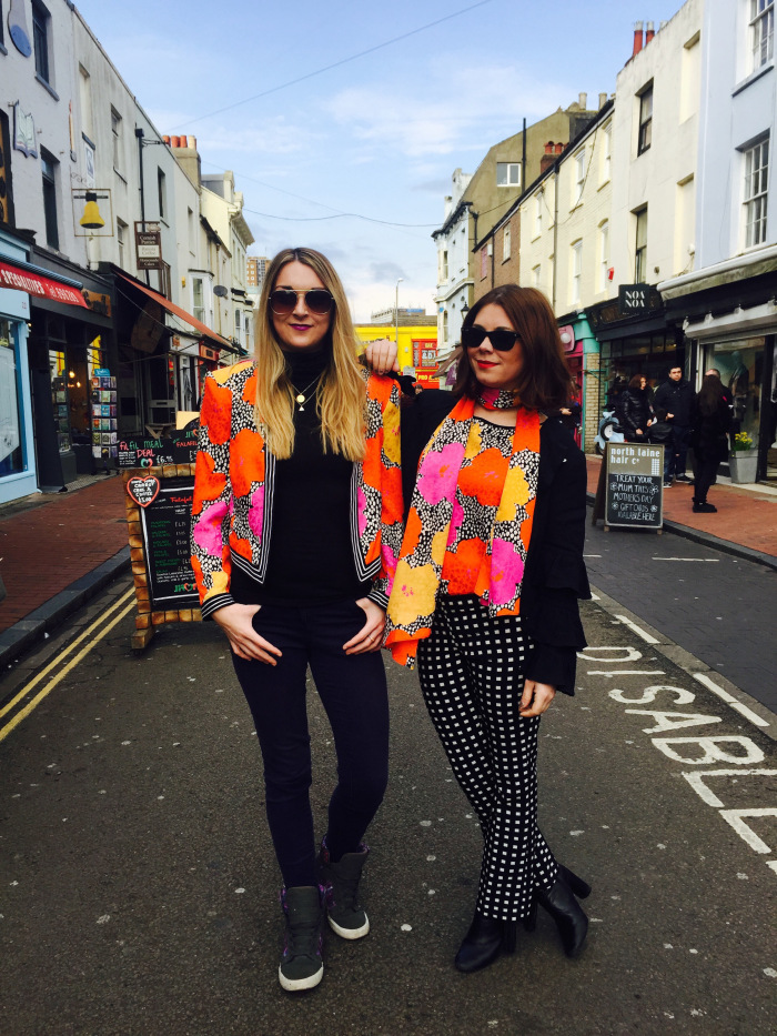 El poder del Street Style Twinning y las duplas que se visten igual para lucir su estilo en la calle