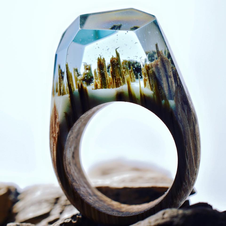 Los anillos Secret Wood y sus paisajes en miniatura encapsulados en resina