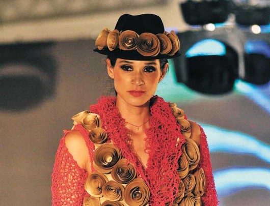 Marión Macedo, la diseñadora boliviana que busca concientizar a través de la moda en papel