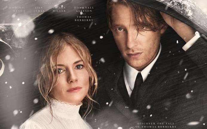 La campaña navideña de Burberry con Domhnall Gleeson, Sienna Miller, Lily James y Dominic West