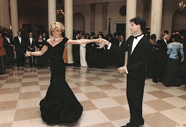 Princess Diana S Her Fashion Story Exhibiton Opens Www Newmyroyals Com Viste La Calle