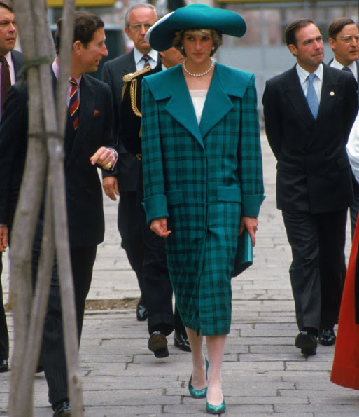 Princess Diana S Her Fashion Story Exhibiton Opens Www Newmyroyals Com Viste La Calle