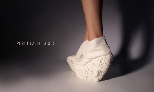 Experimentación en porcelana: Los zapatos de Laura Papp