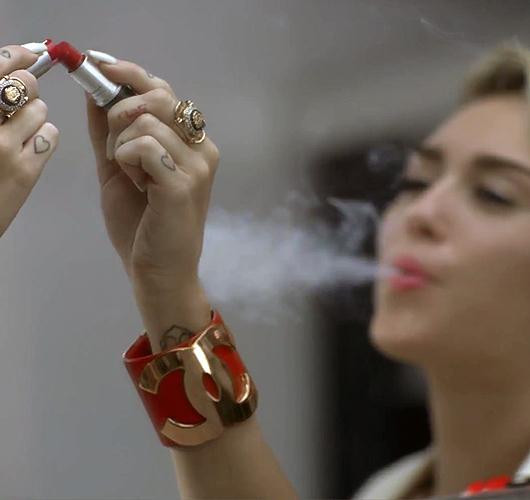 Rihanna, Miley Cyrus y sus nuevos videoclips enjoyados en Chanel