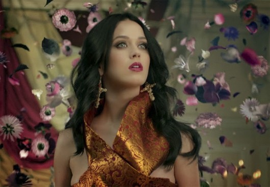 El estilismo en el nuevo video de Katy Perry: Unconditionally