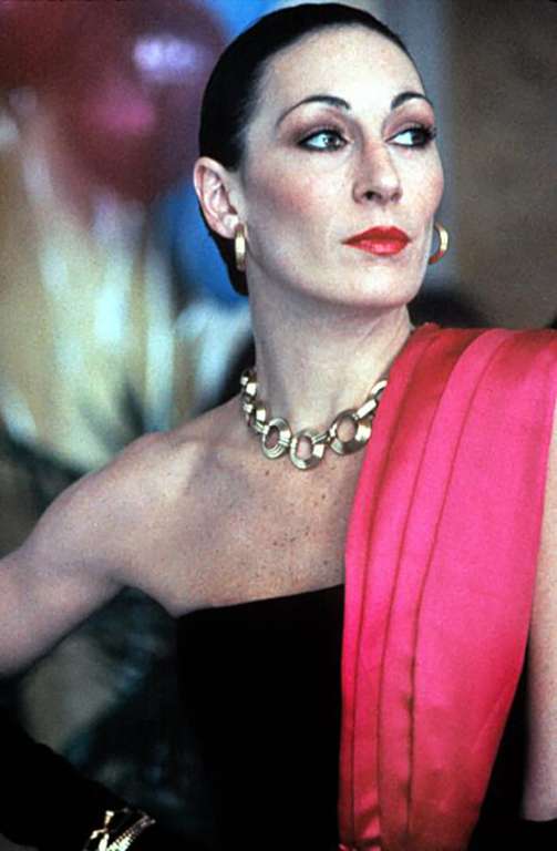 inspiración anjelica huston en el honor de los prizzi 1985 viste