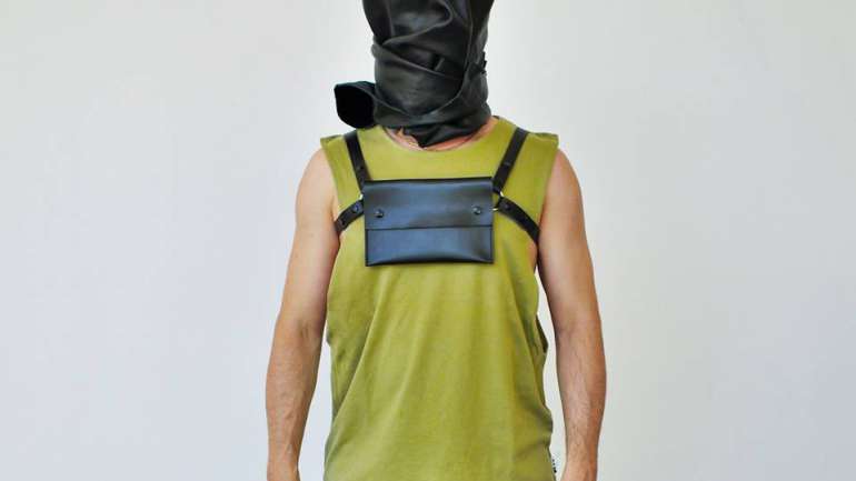 Harness Bag, un accesorio con guiños al sadomasoquismo