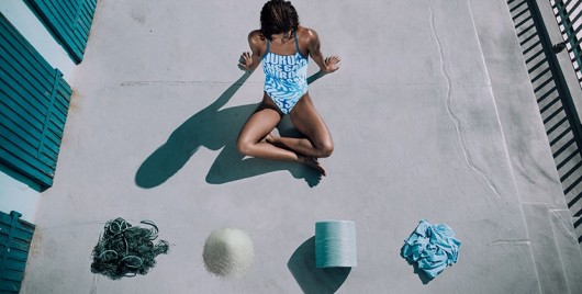La primera colección swimwear confeccionada con redes de pesca