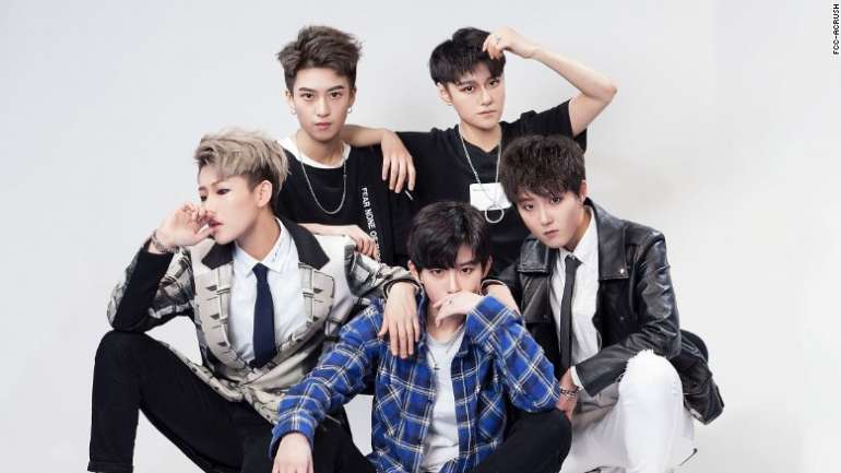 FFC-Acrush, la boy band china de mujeres que rompe con los géneros
