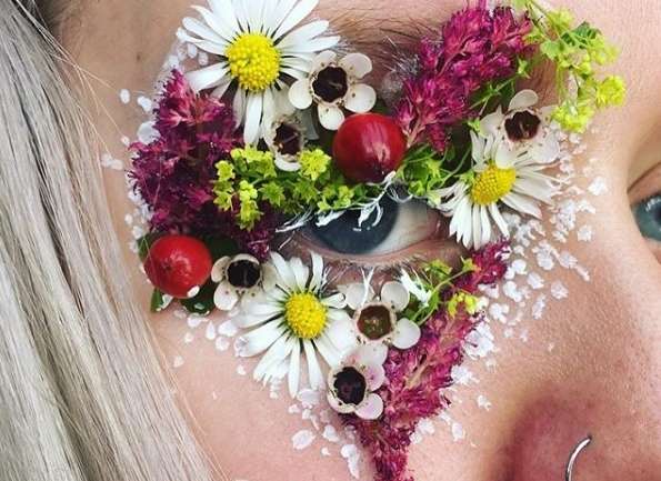 Ellie Costello, la maquilladora de 19 años que utiliza flores en sus ojos