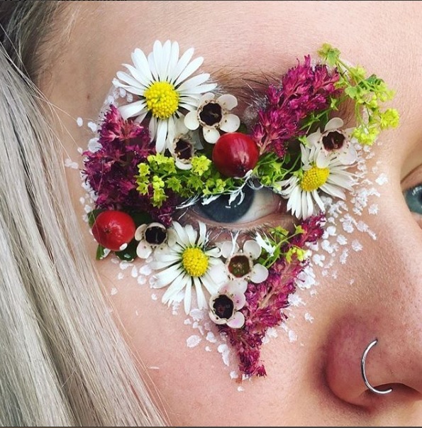Ellie Costello, la maquilladora de 19 años que utiliza flores en sus ojos
