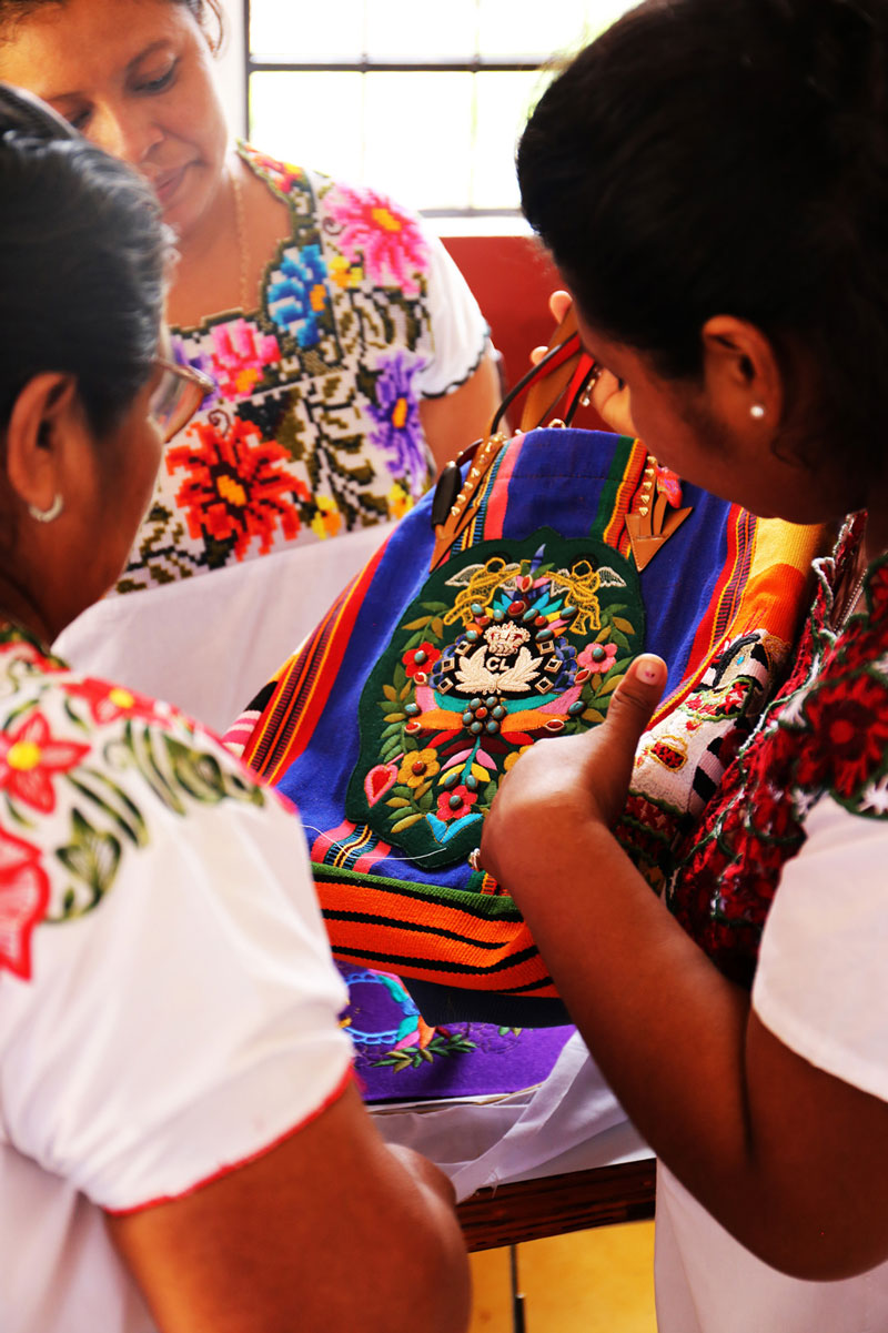 “Viva MEXICABA”, la nueva colección de Louboutin y artesanas mayas