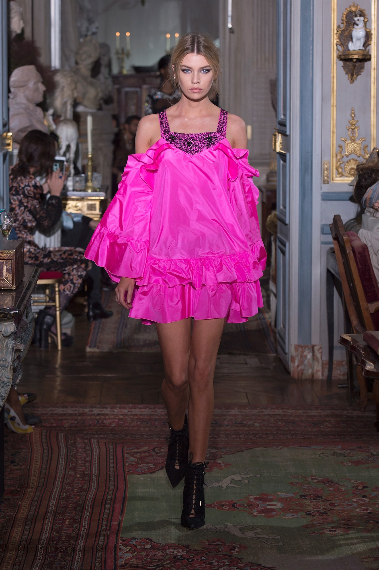 Peter Dundas lanza su etiqueta homónima durante Paris F/W Haute Couture 2017-18