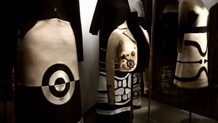Una mirada a la exhibición “Marco Correa” en el Museo de la Moda
