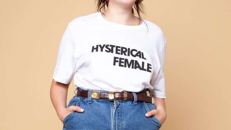 “Hysterical Female”, la polera de la diseñadora Rachel Antonoff que reivindica a las mujeres