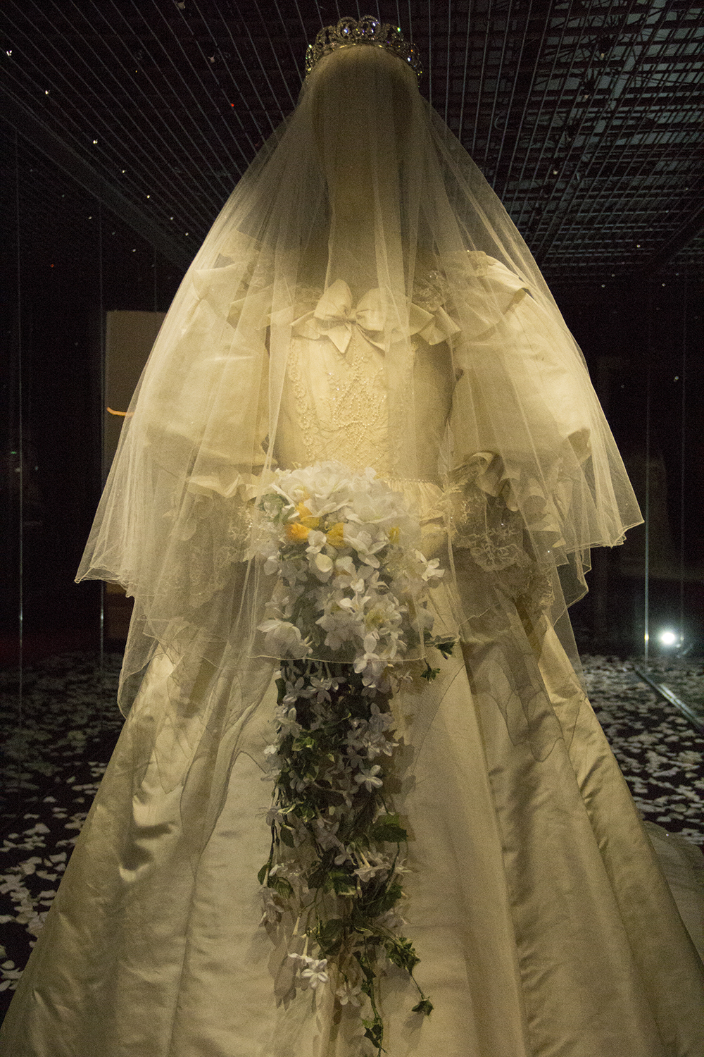 Un vistazo a la exhibición “Recordando a Diana” en el Museo de la Moda