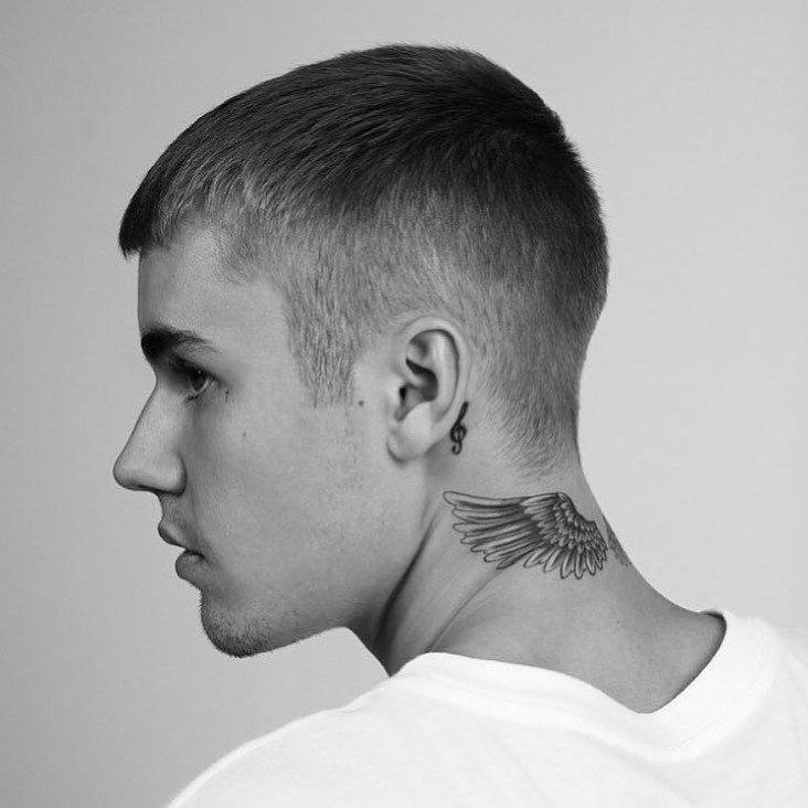 Justin Bieber ayudó a su estilista a diseñar la polera blanca perfecta