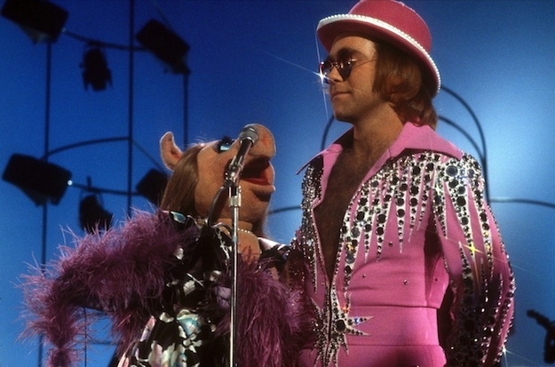 ¿Por qué Elton John inspira a la moda? Sus mejores looks retro