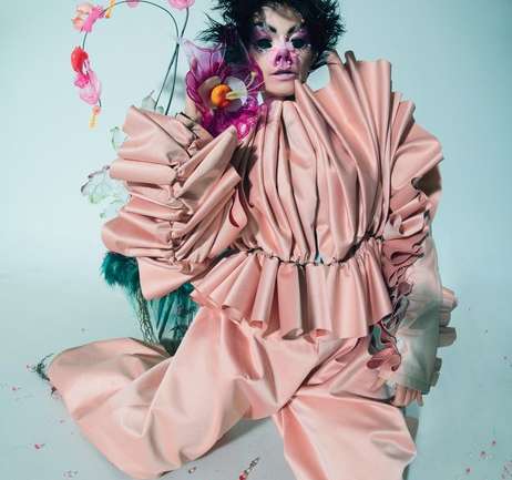 @isshehungry: Maquillajes surrealistas y experiencia con Björk