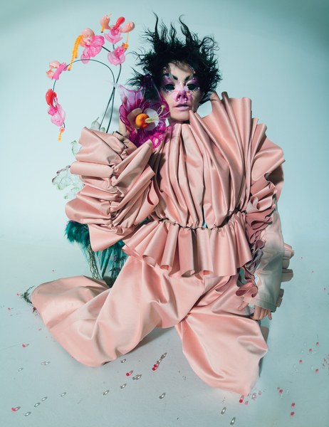 @isshehungry: Maquillajes surrealistas y experiencia con Björk