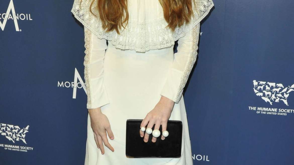 sadie-sink-2017-humane-society-event-in-new-york-city-3 - Viste la Calle