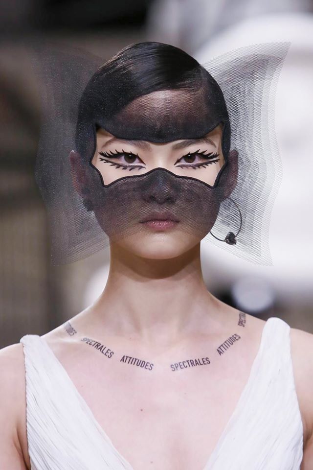 El enigmático maquillaje y accesorios de Dior S/S 2018 HC