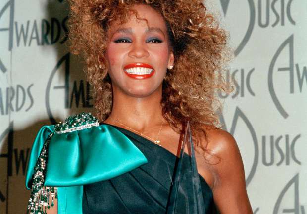 Recordando el estilo de Whitney Houston en los ’80, a seis años de su muerte