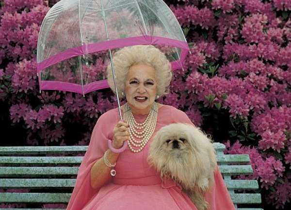 Barbara Cartland, la dama de rosa emparentada con Lady Di