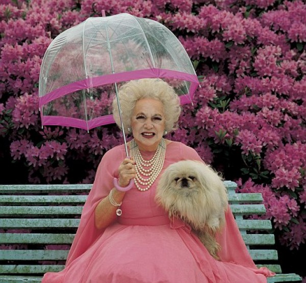 Barbara Cartland, la dama de rosa emparentada con Lady Di